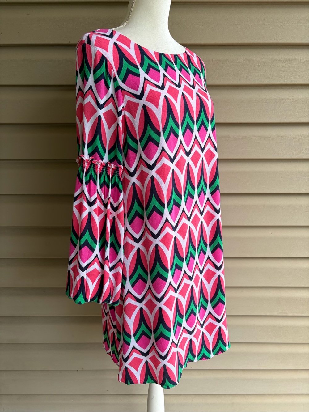 •Crown & Ivy• Pink Geometric Bell Sleeve Shift Dress - Size 8 - Picture 5 of 10